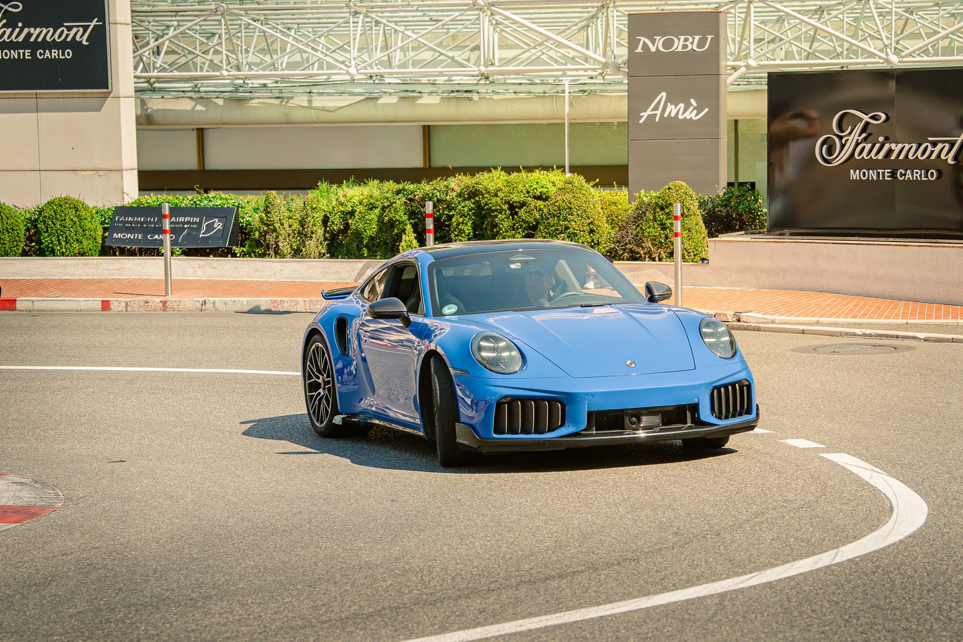Porsche 911 bleue dans un virage à Monaco