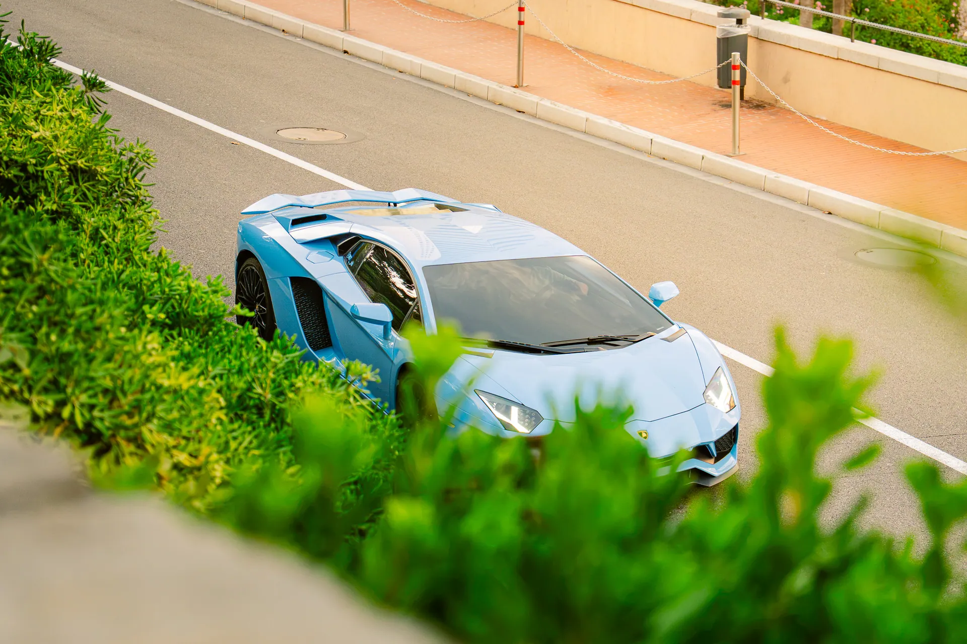 Lamborghini bleu ciel dans un virage, vue en plongée