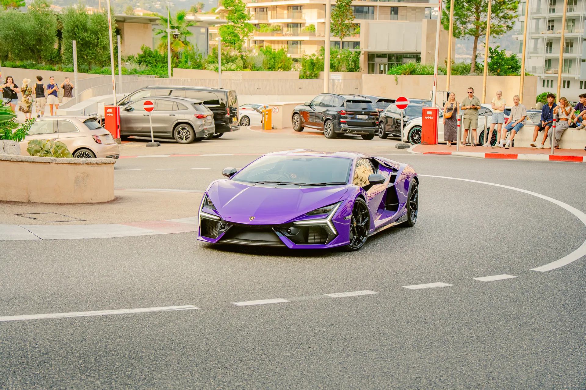 Lamborghini violette en virage sur un parking