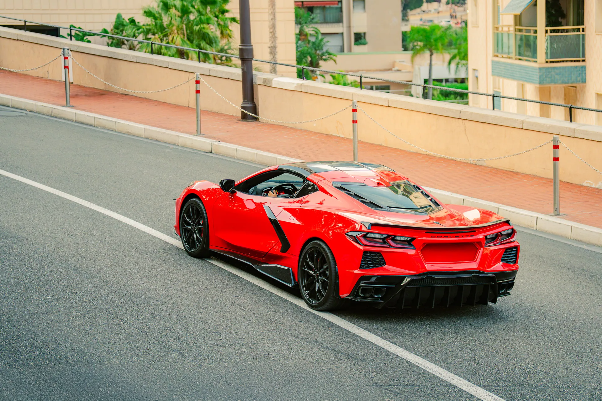 Chevrolet Corvette rouge négociant un virage
