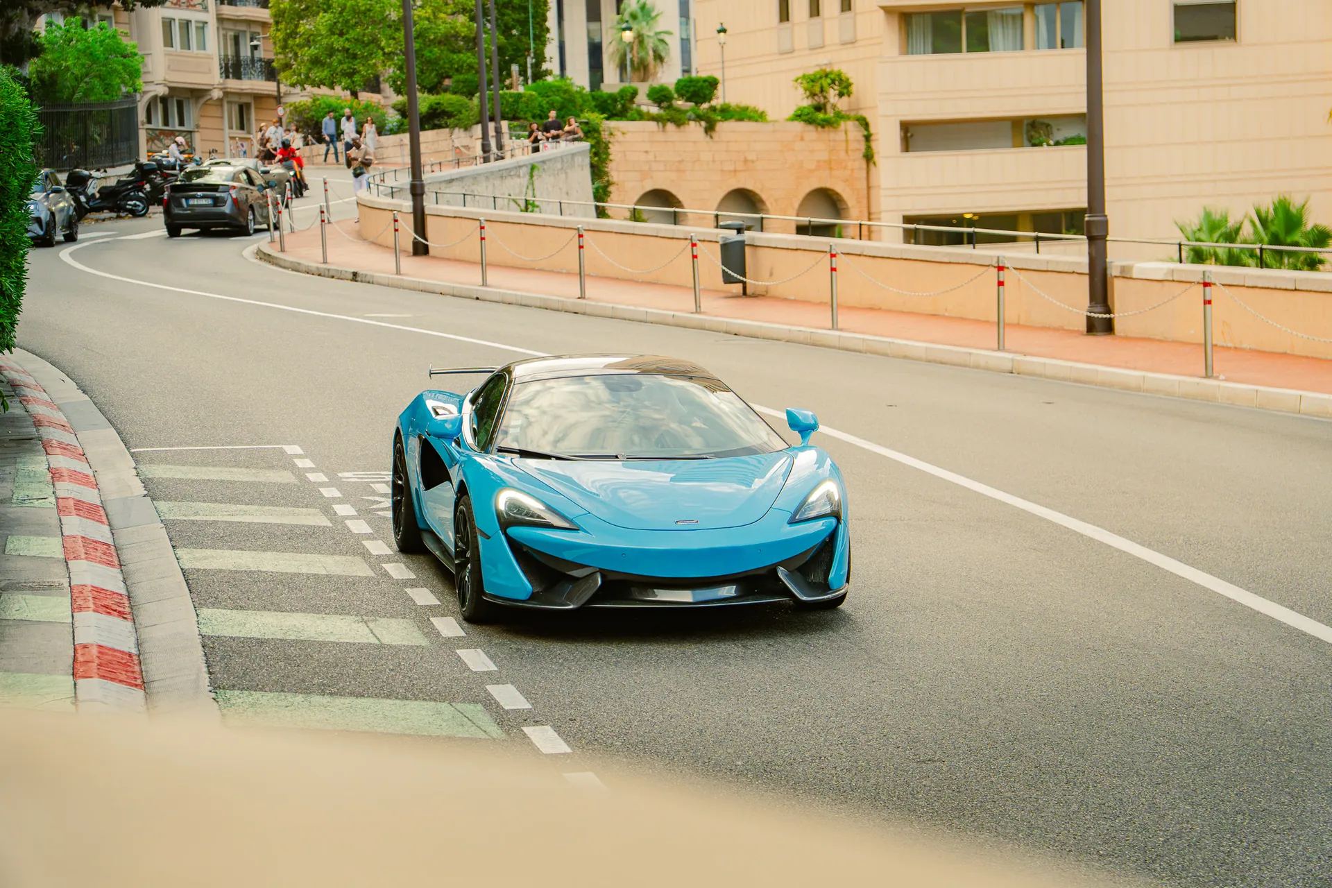 McLaren bleue roulant dans une rue de Monaco
