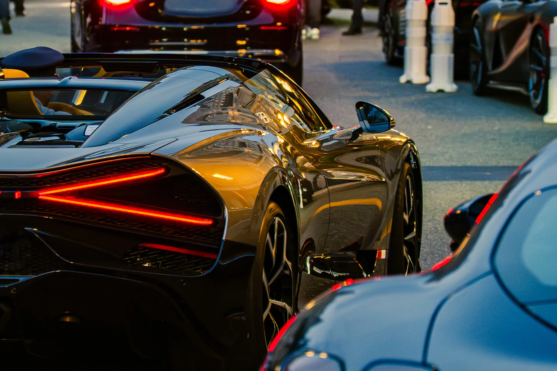 Arrière d’une supercar avec feux rouges allumés au crépuscule