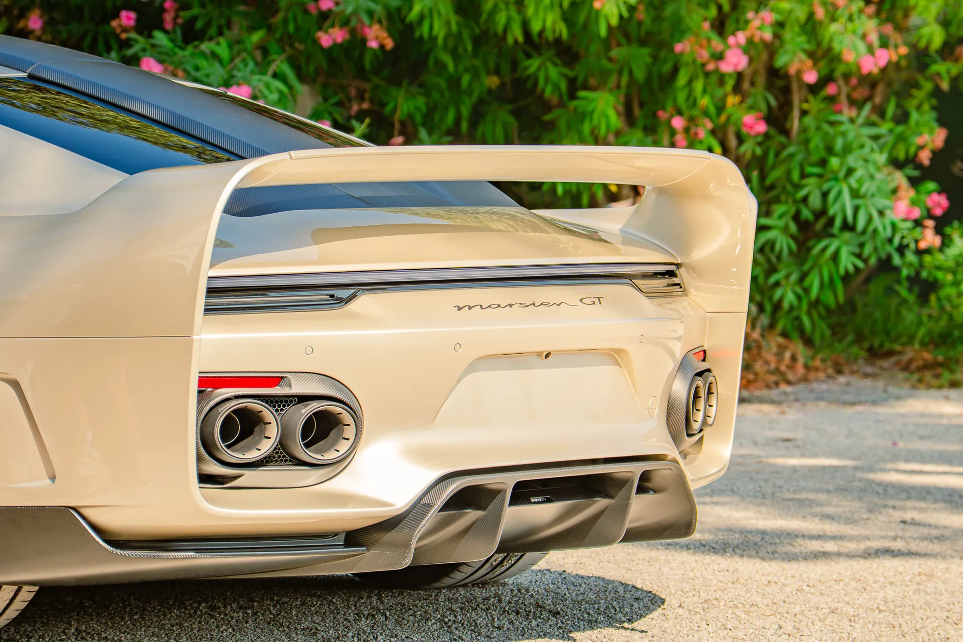 Supercar beige vue de l’arrière, échappements et aileron