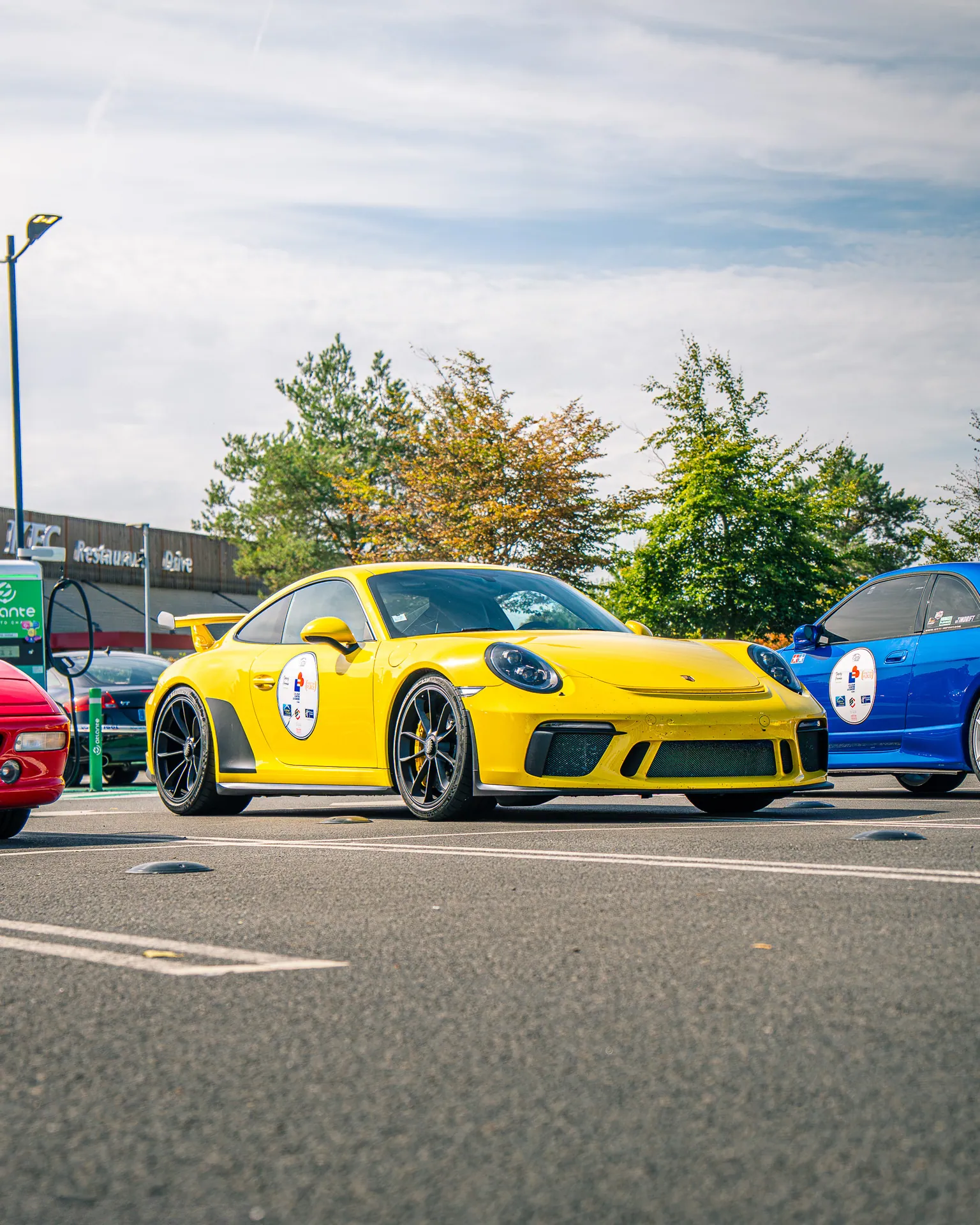 Porsche 911 GT3 jaune lors d’un rassemblement automobile