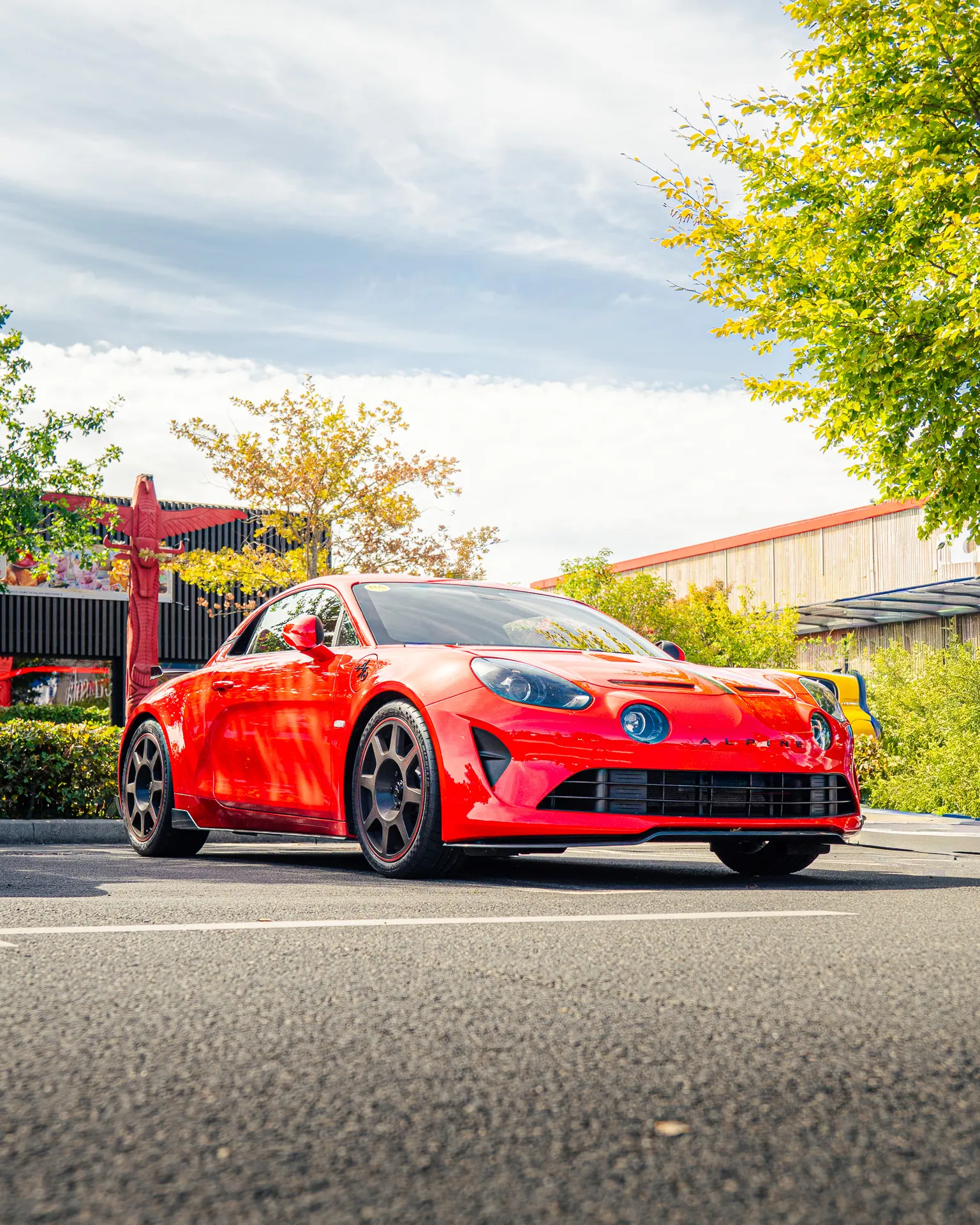 Alpine A110 rouge en contre-plongée