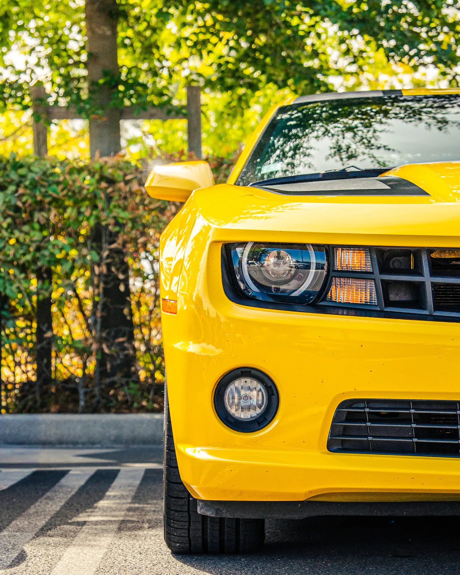 Face avant d’une Chevrolet Camaro jaune en gros plan