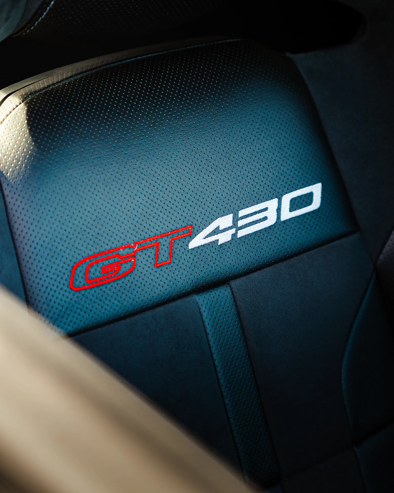 Sellerie de sport avec le logo GT430 brodé
