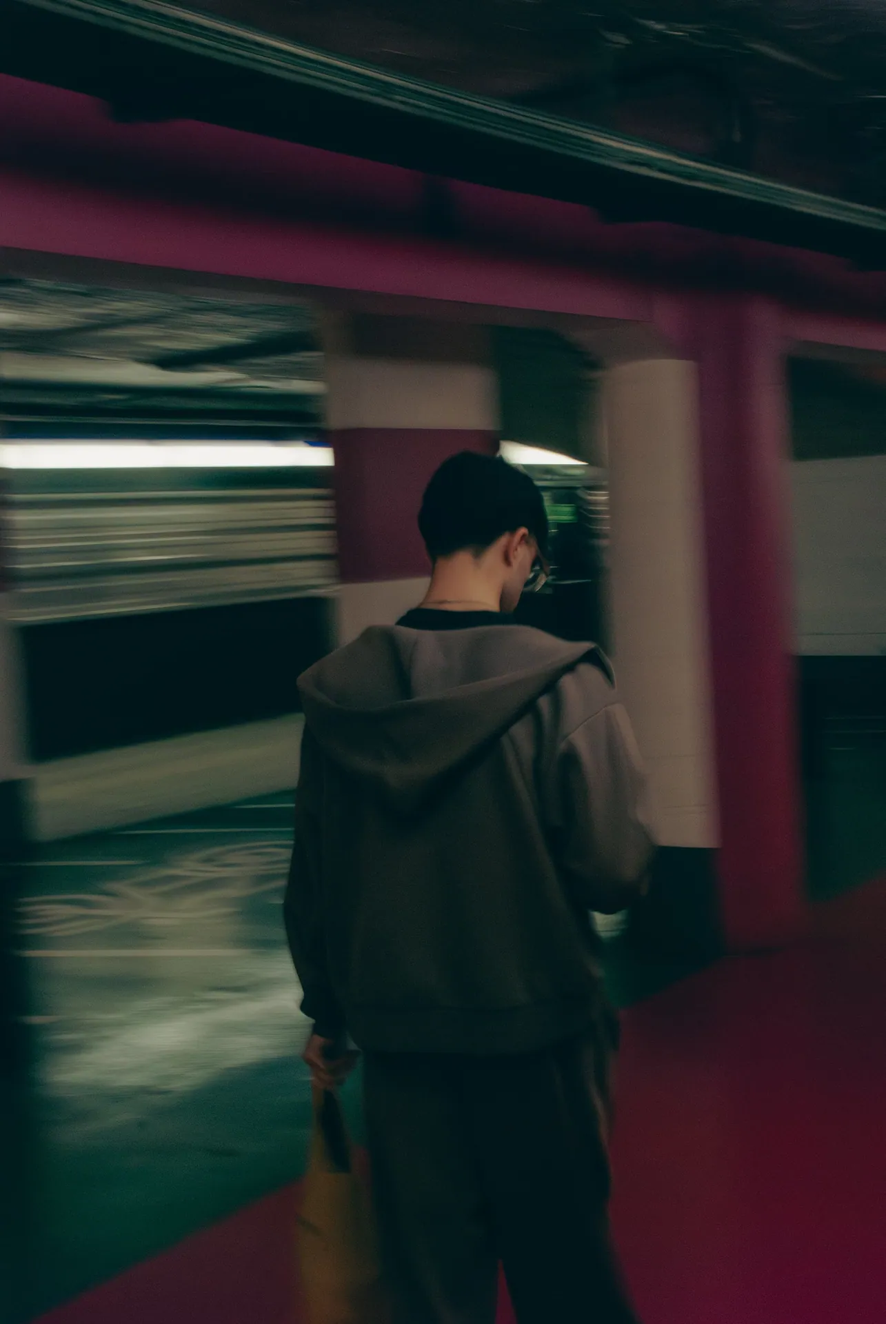 Silhouette dans un couloir de métro, effet de filé