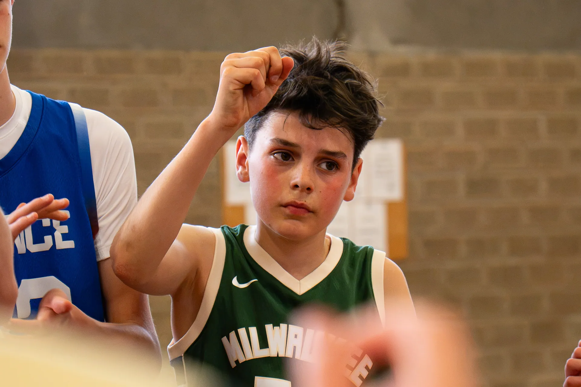 Jeune basketteur concentré pendant un temps mort