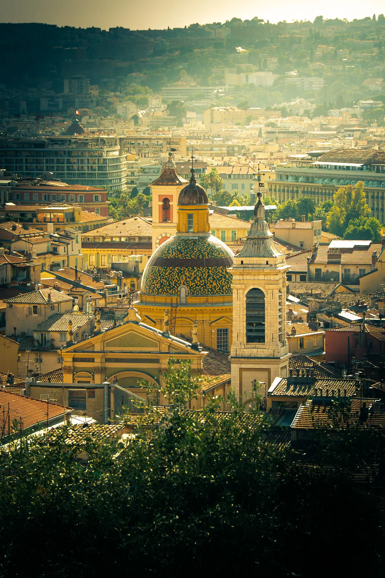 Vue plongeante sur les toits d’une ville et un dôme baroque