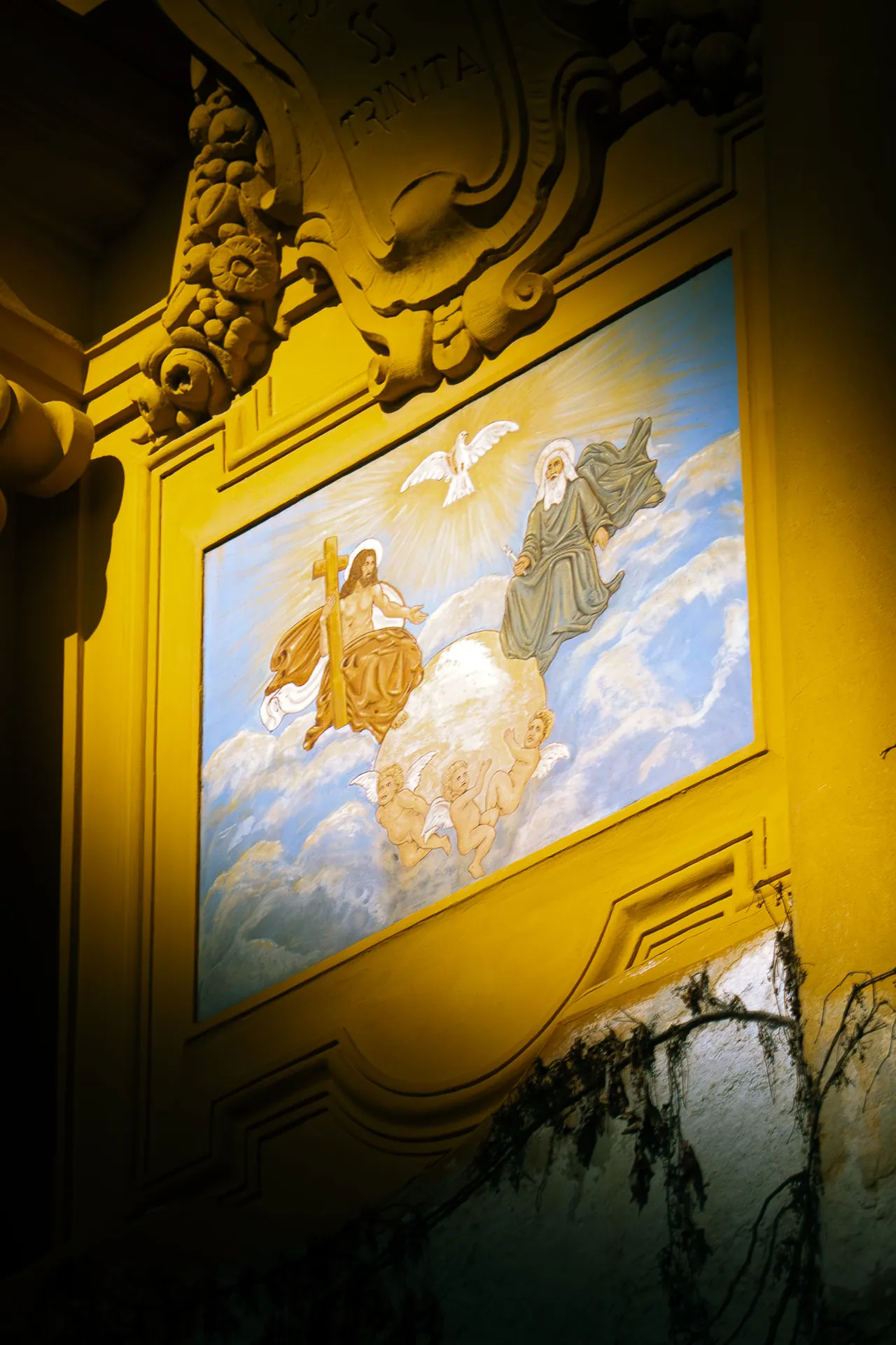 Fresque religieuse baroque éclairée d’une lumière dorée