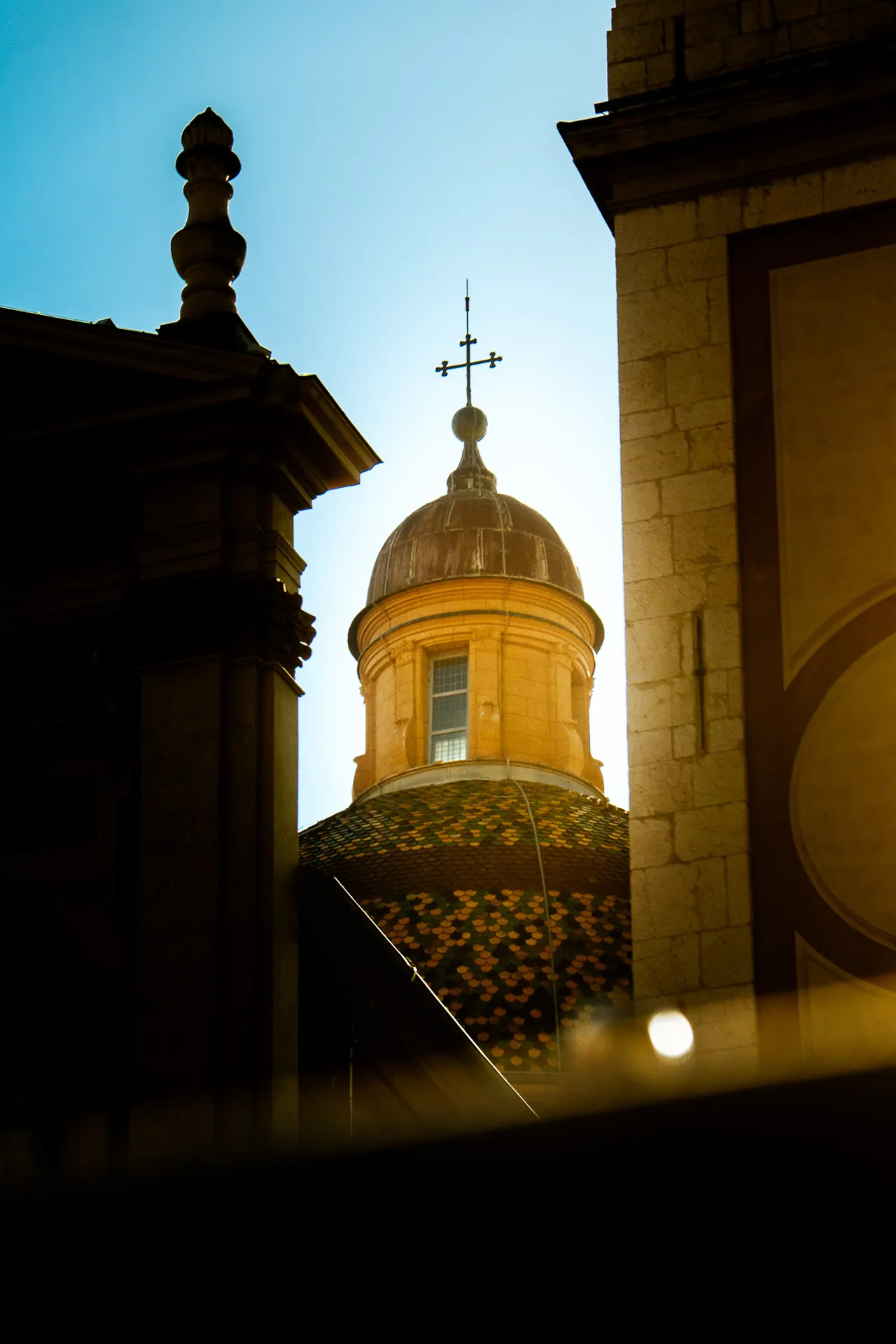 Dôme d’église en contre-jour dans le ciel bleu