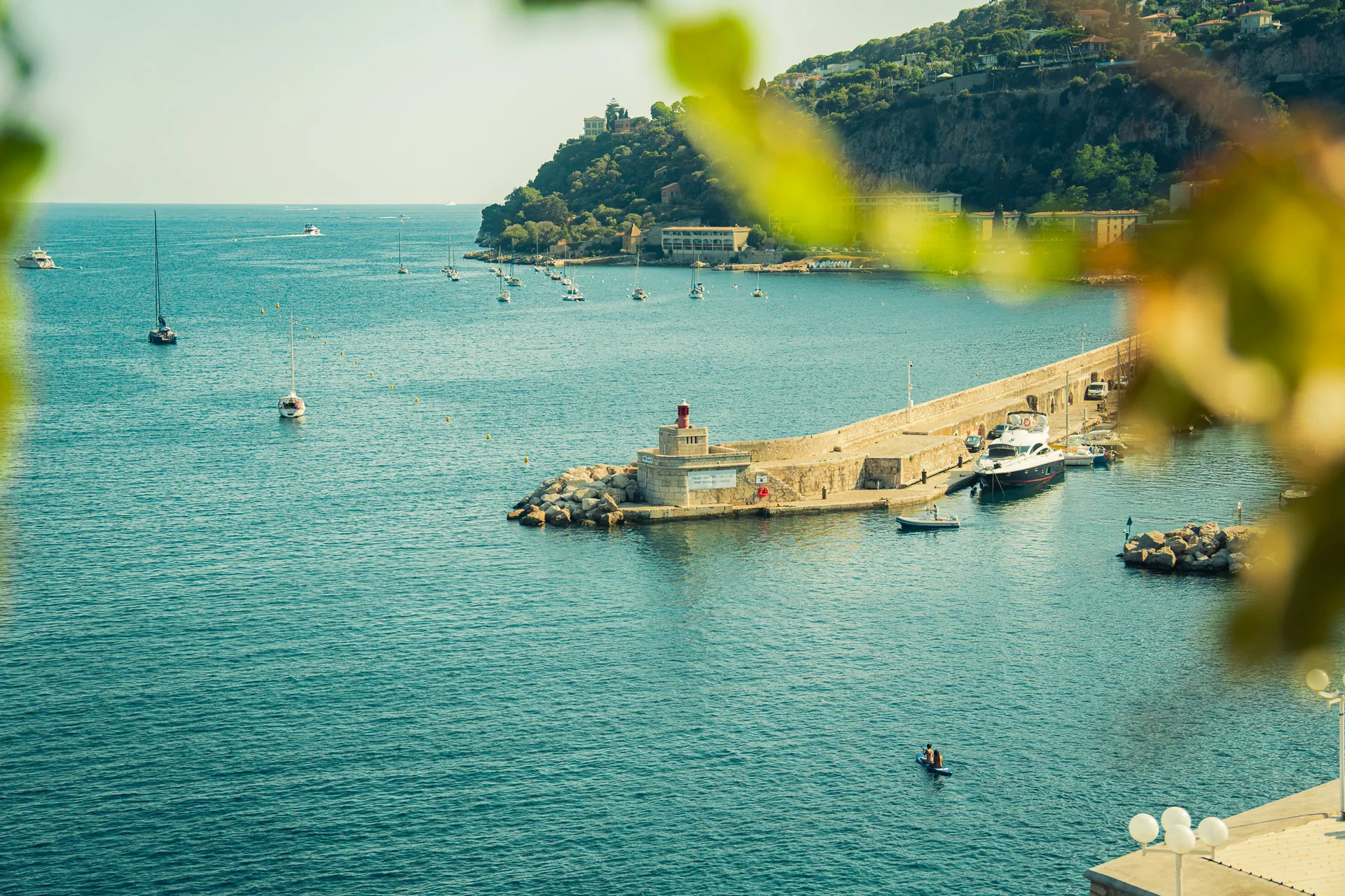 Port et presqu’île de la Côte d’Azur vus depuis les hauteurs
