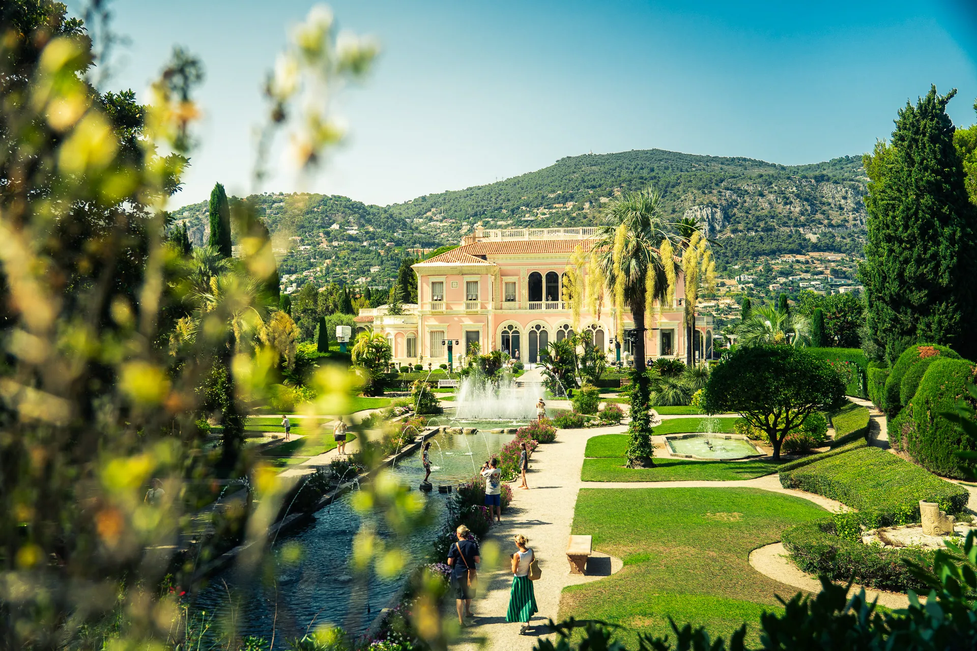 Villa et jardins à la française dominant la baie