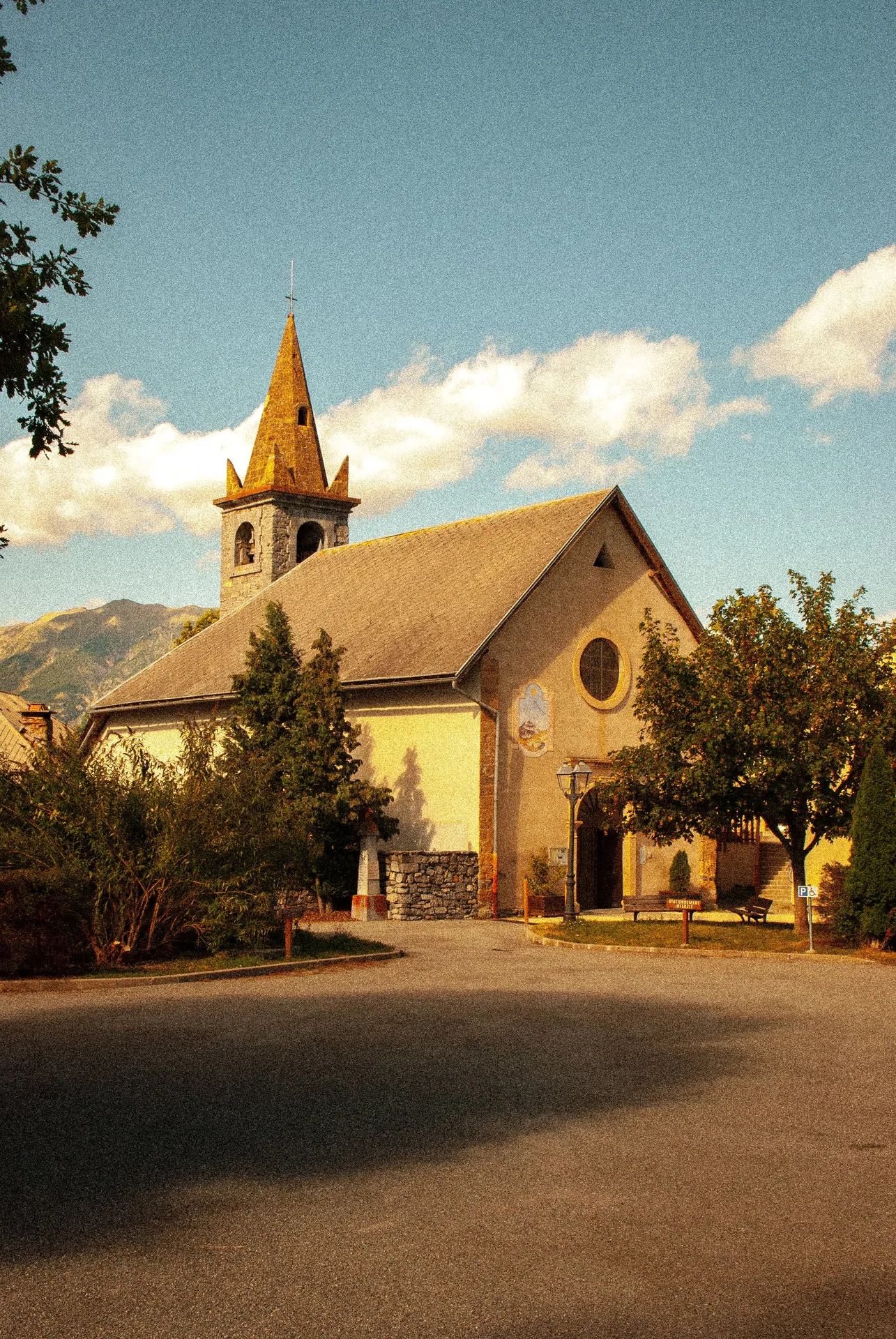 Église de village et son clocher sous un ciel d’été