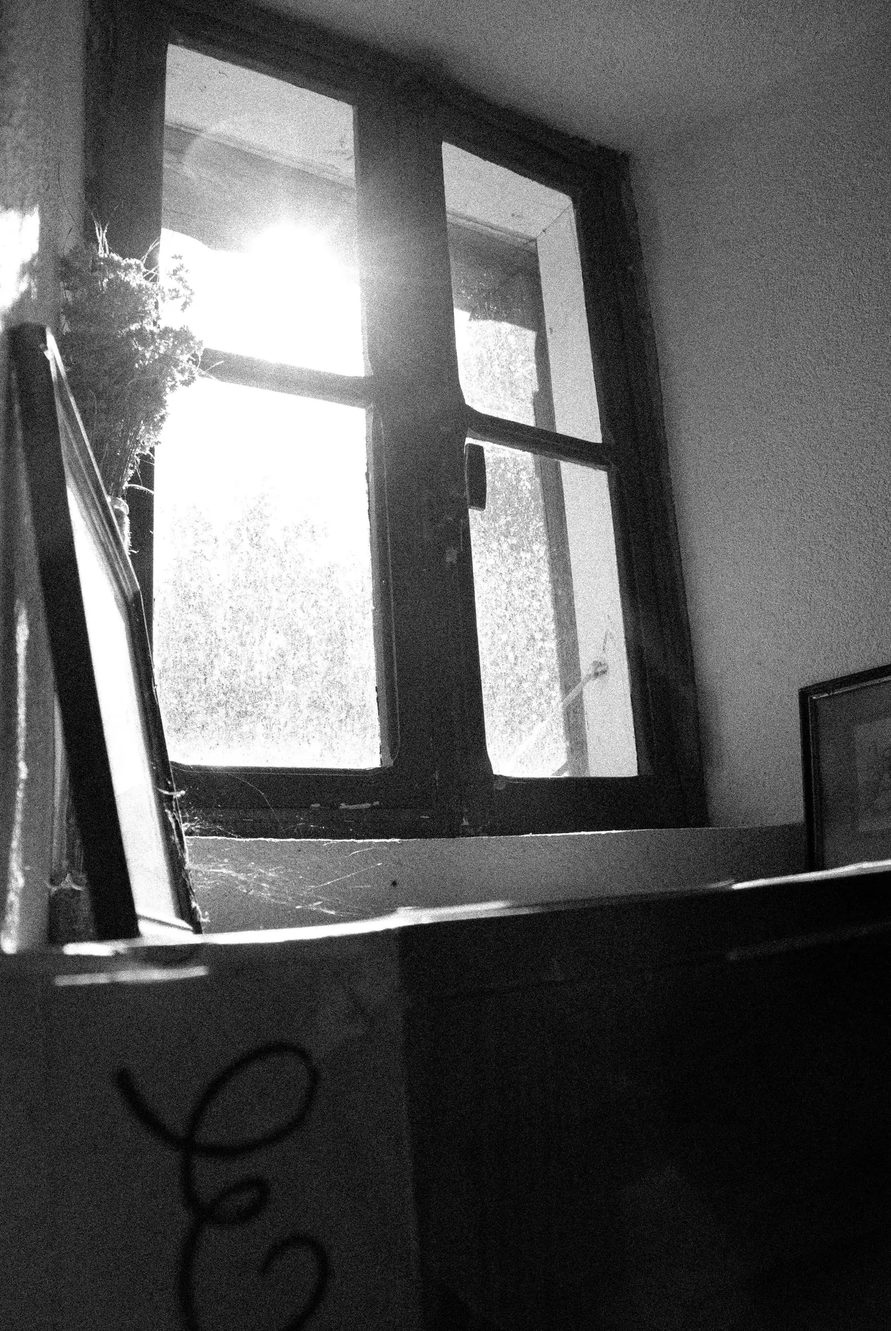 Fenêtre ancienne en noir et blanc éclairée par la lumière du jour
